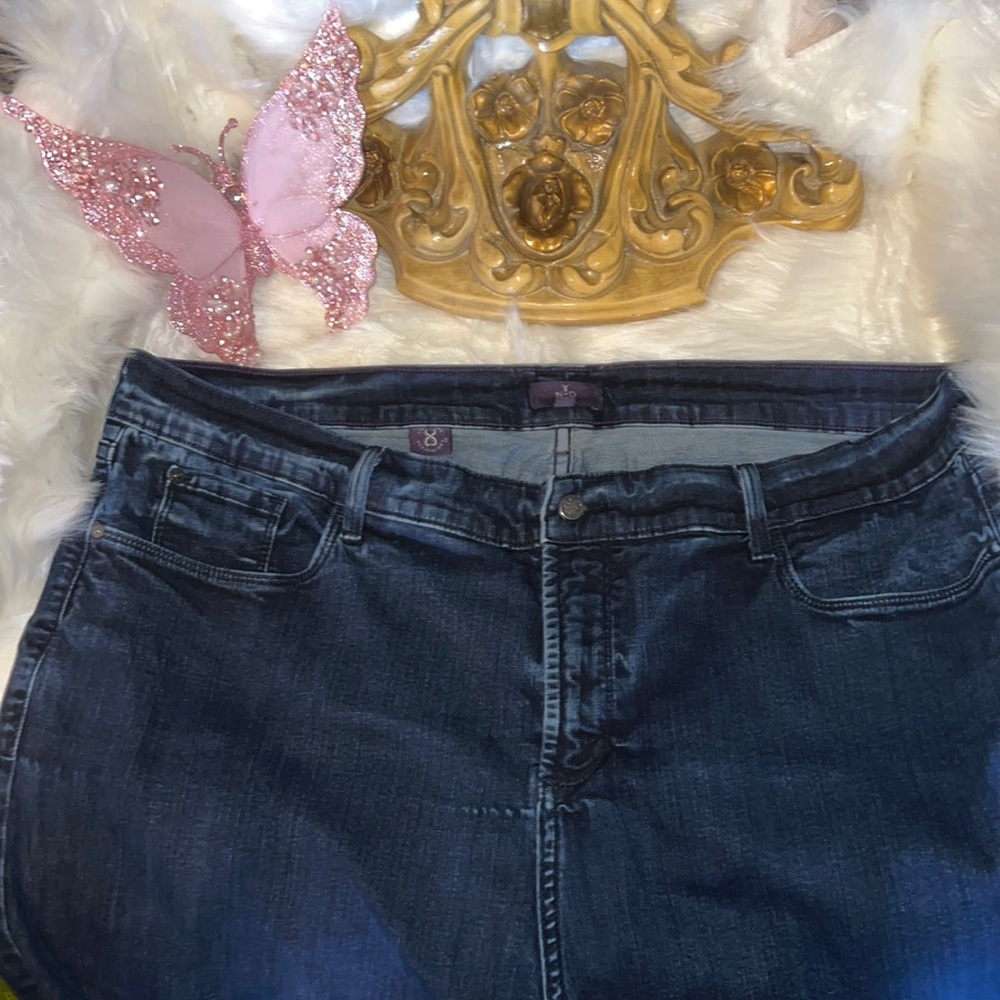 NYDJ Relaxed fit w/ tapered leg Women’s 22W** Note discoloration flaw in front**